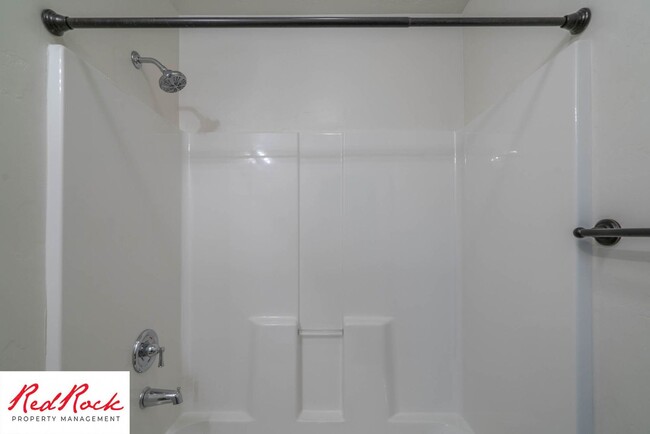 Building Photo - 3 Bedroom & 2.5 Bathroom & Dog Friendly!