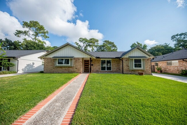 Building Photo - 926 Chantilly Ln