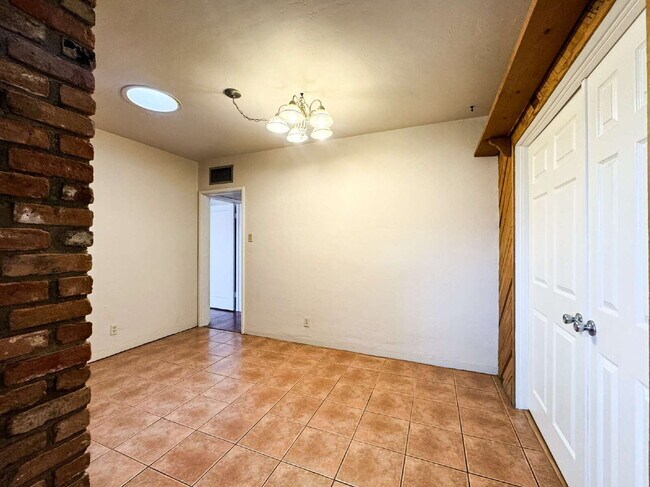 Building Photo - 1109 S 8th Ave
