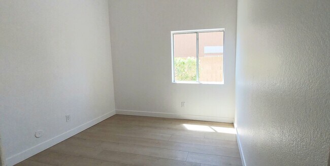 Building Photo - *JUST REMODELED* DONT MISS OUT ON THIS 4 BEDROOM 2 BATH ** PRIME CHANDLER LOCATION
