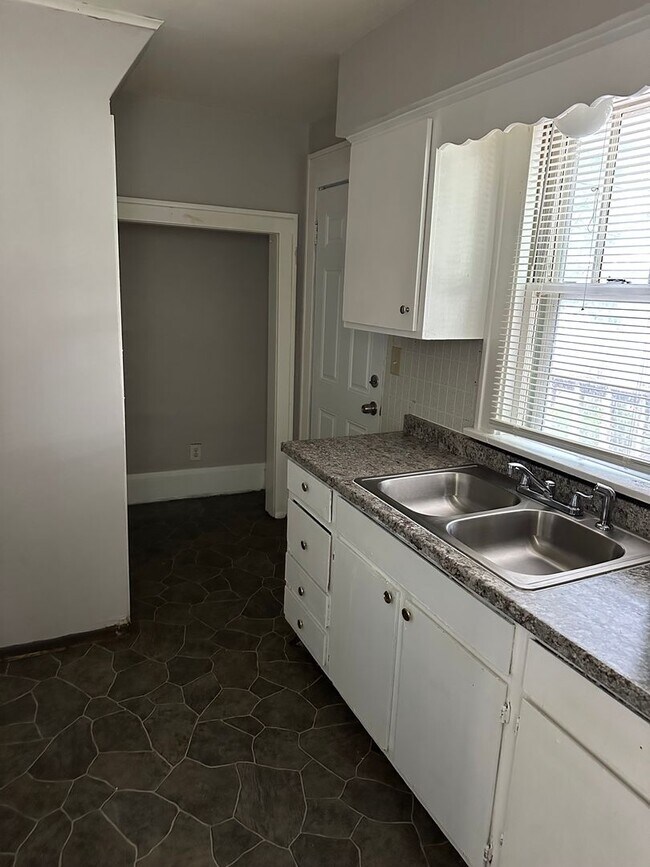 Building Photo - 3 Bedroom, 1 Bath House Available with Private Yard