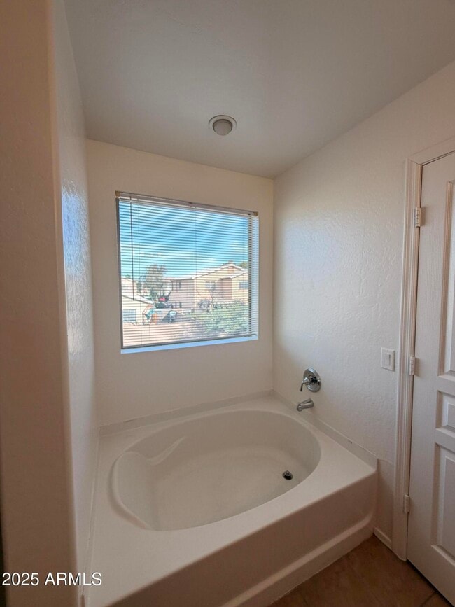 Building Photo - 422 E Saddle Way