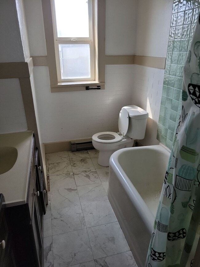 Building Photo - 6 bedroom, 2 bathroom house for rent in Je...