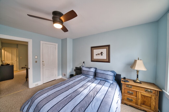 Building Photo - 913 Penn St