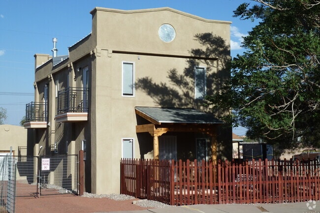 Building Photo - 704 2nd St SW