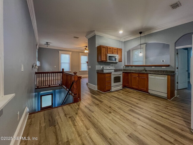 Building Photo - 136 E 6th St