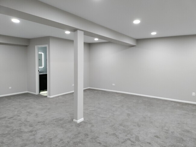 Building Photo - 1446 Carriage Ln