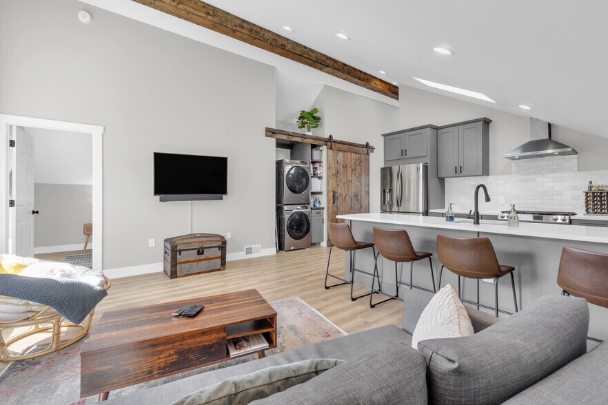 Building Photo - 646 S Lincoln St