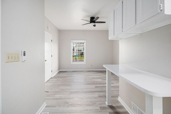 Building Photo - $799 Chic & Renovated 1BR with Style- Ask ...