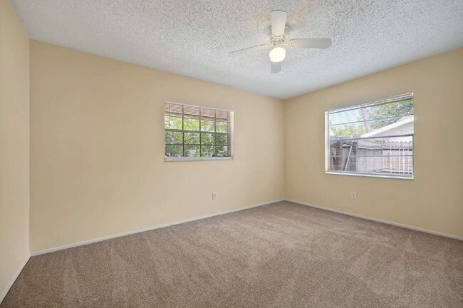 Building Photo - "Charming 2-Bed, 2-Bath Townhouse Retreat in Orlando's Heart - 1010 Sq Ft of Comfort!"