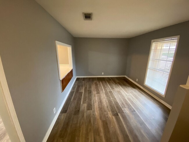 Building Photo - Great 3 bed 2 bath for Rent in Brandon 042!