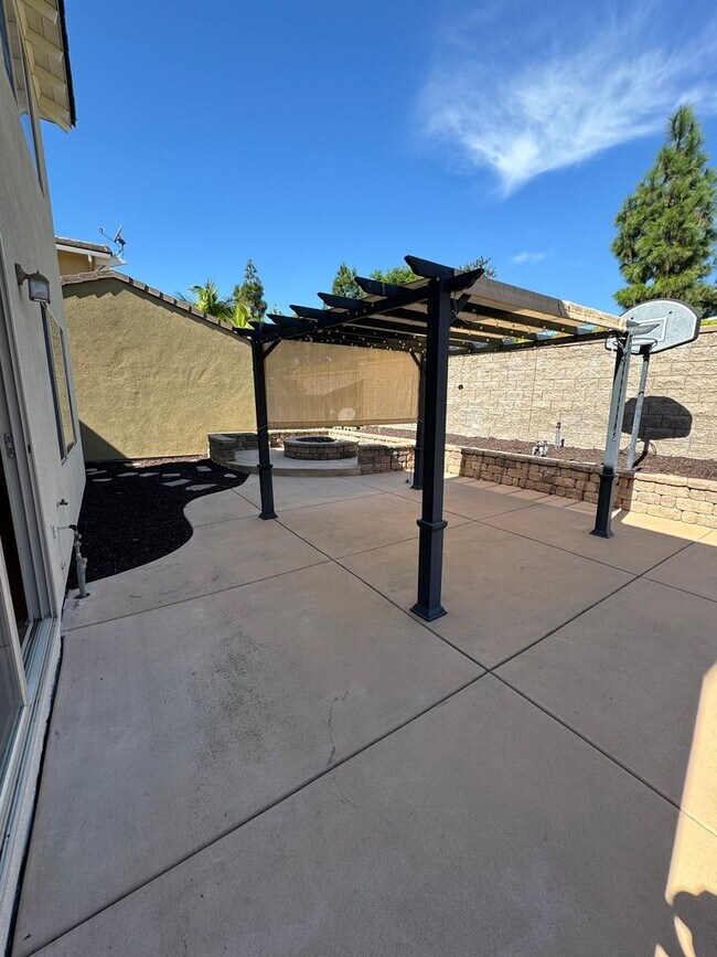 Building Photo - 4 Bedroom + Utility Room / 3.5 Bath Home F...