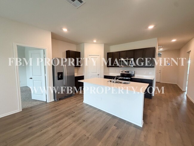 Building Photo - 329 Thoroughbred St