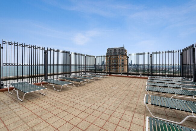 Building Photo - 2626 N Lakeview Ave