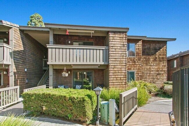 Building Photo - Furnished Ground-Level Beach Condo!