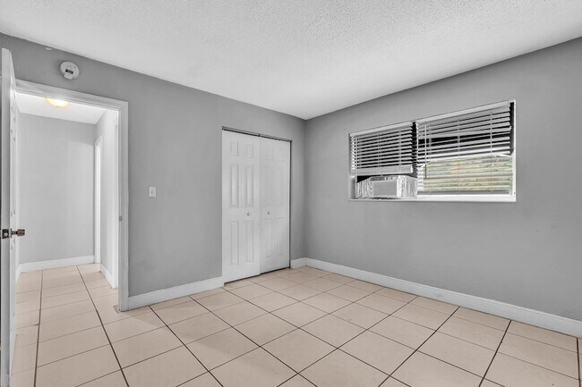 Building Photo - 626 SW 14th Ave