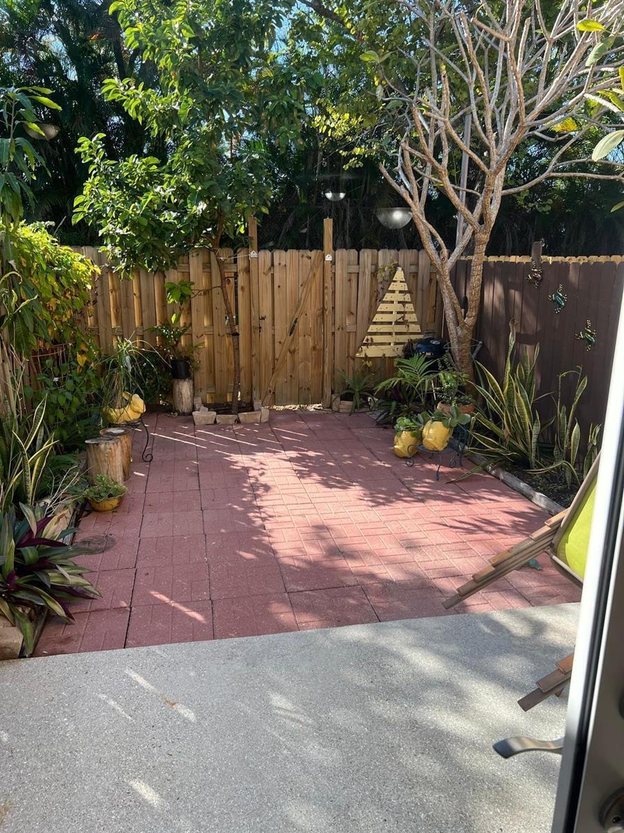 Building Photo - 1602 Lakeview Dr W