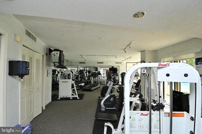 Building Photo - 1101 S Arlington Ridge Rd