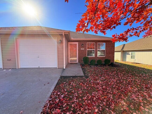 Primary Photo - 118-122 SW Rock Garden St