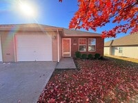 Building Photo - 118-122 SW Rock Garden St