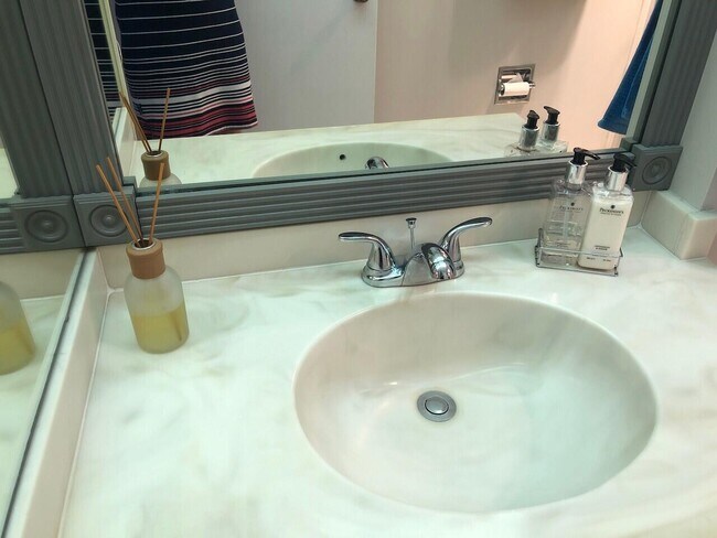 Building Photo - 3040 Lake Shore Dr