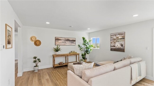 Building Photo - Fabulous Home off of Grand Avenue area ava...