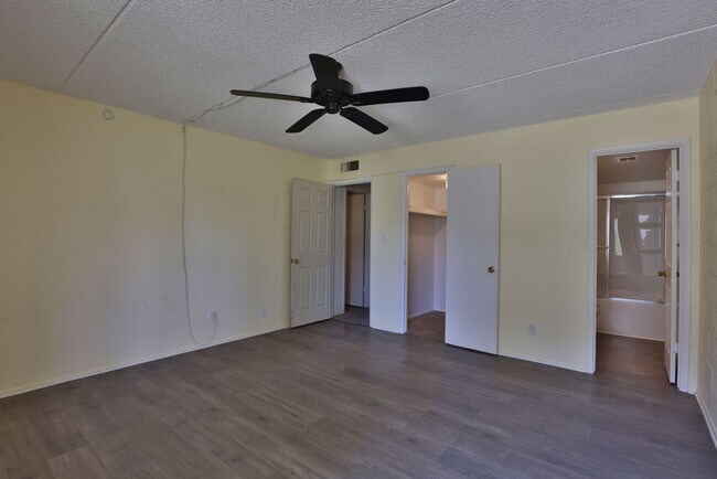 Building Photo - Arcadia condo w/patio