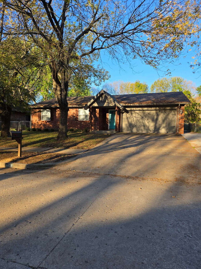 Building Photo - "Charming 3-Bed, 2-Bath Haven in Broken Ar...