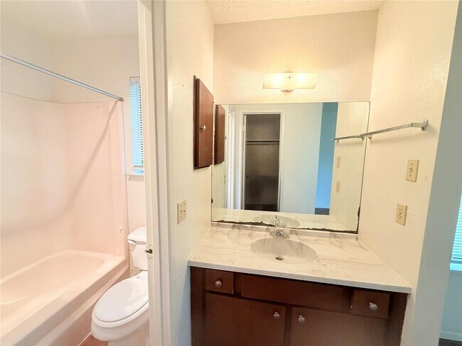 Building Photo - 10904 Meadgreen Ct