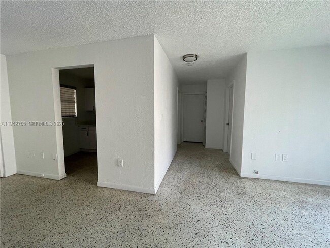 Building Photo - 142 SW 18th Ave