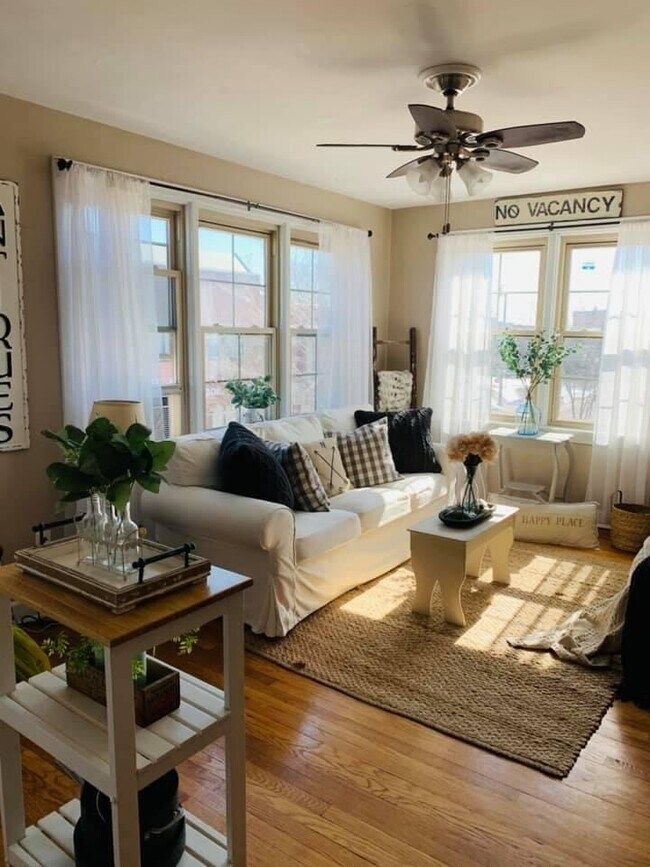 Building Photo - 114 N Spring St