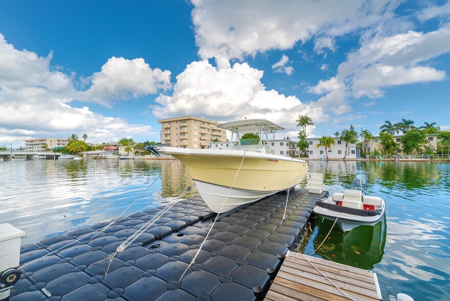 Building Photo - 8305 Crespi Blvd