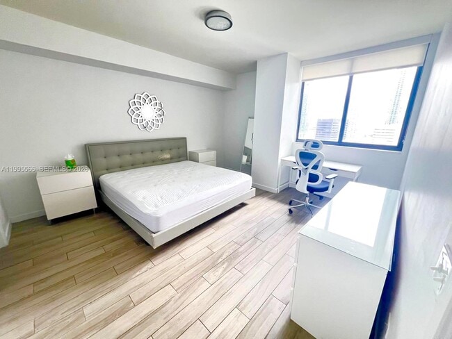 Building Photo - 999 SW 1st Ave