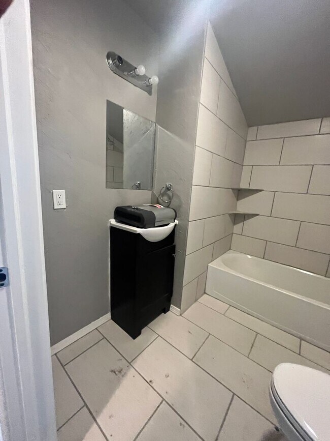 Building Photo - Cozy 1 Bed / 1 Bath Rear Home with Private Fenced Yard – Tulsa