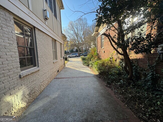 Building Photo - 1092 McLynn Ave NE