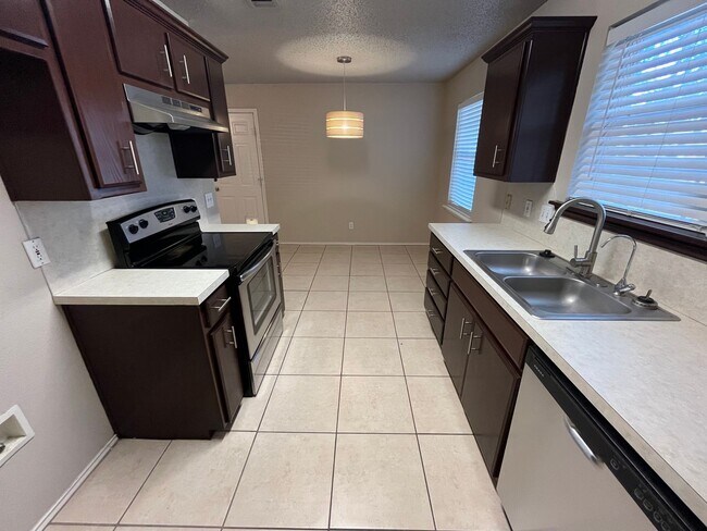 Building Photo - Cute Cottage