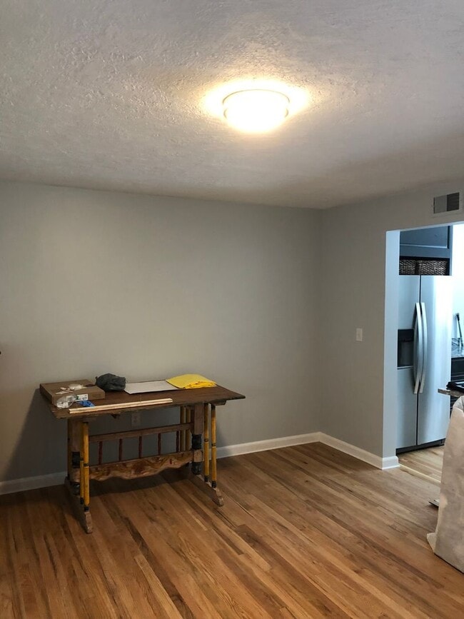 Building Photo - Newly updated 2 bedroom in excellent location!!