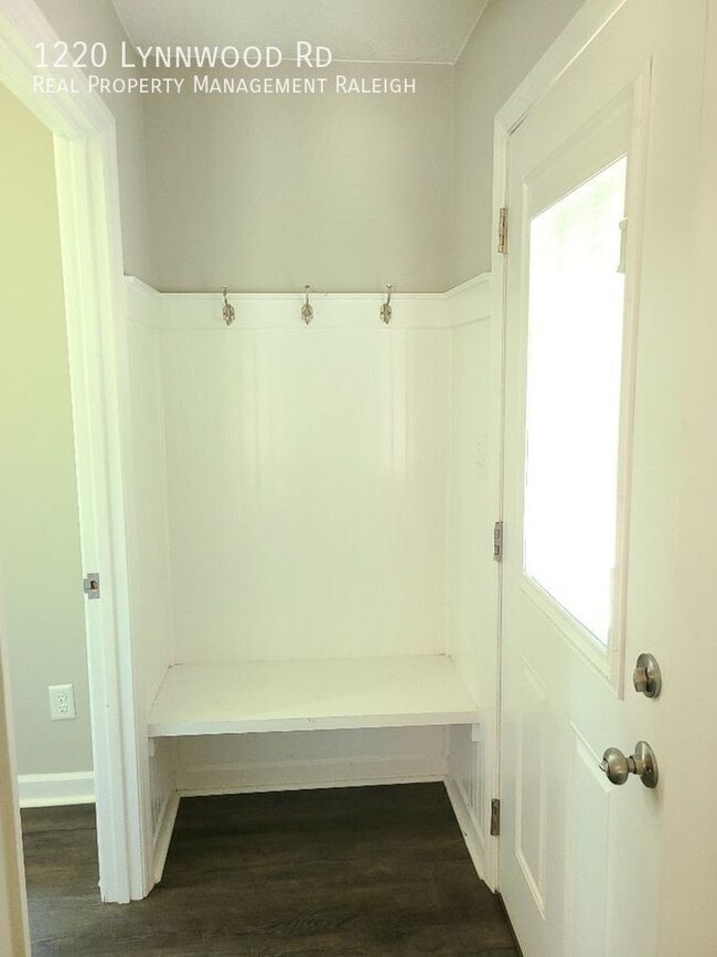 Building Photo - 1220 Lynnwood Road