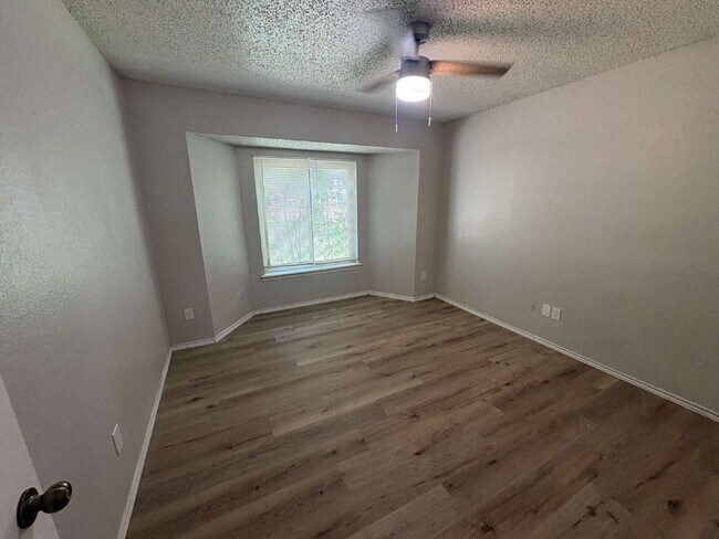 Building Photo - Stunning Home Near McCullough Park!