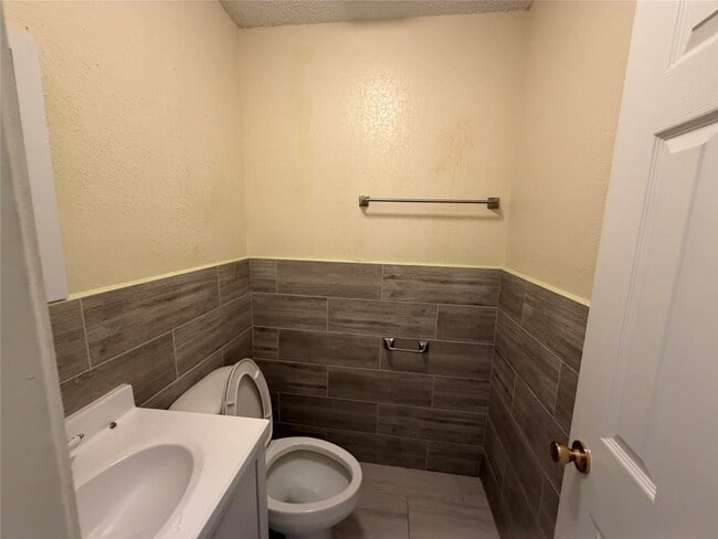 Building Photo - 2501 Maple St