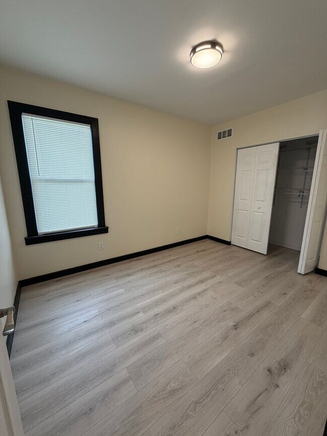 Building Photo - 4 bedroom townhouse