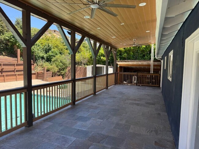 Building Photo - Spacious 3-bedroom home in Quiet El Sobran...