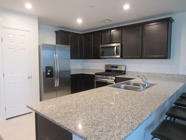 Building Photo - 3 Bedroom Townhome located near Nellis Base!