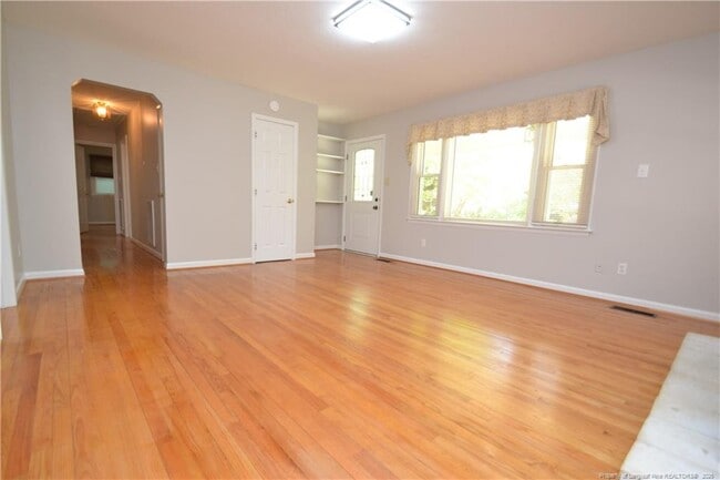 Building Photo - 806 Kingswood Dr
