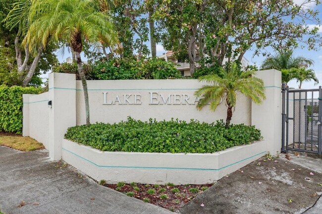 Building Photo - 117 Lake Emerald Dr