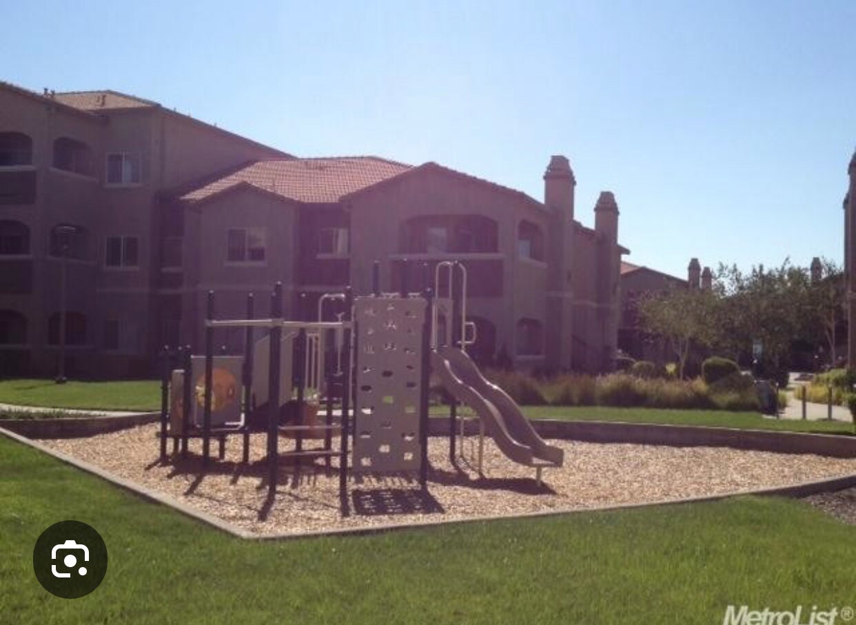 Building Photo - 10001 Woodcreek Oaks Blvd