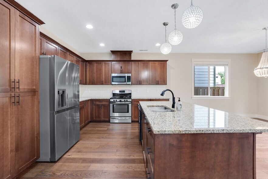 Building Photo - 28616 Greenway Dr