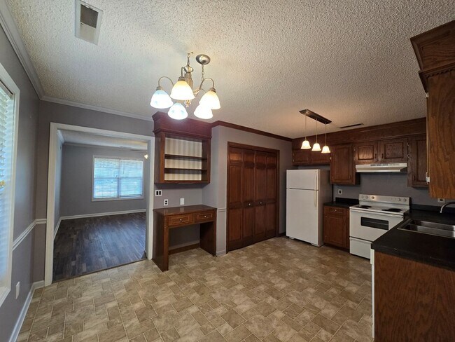 Building Photo - 385 Wildwood Ave