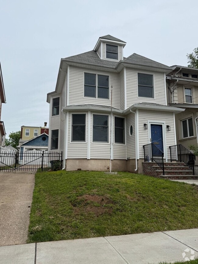 Building Photo - 423 Devon St