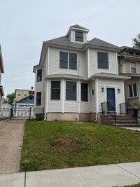 Building Photo - 423 Devon St
